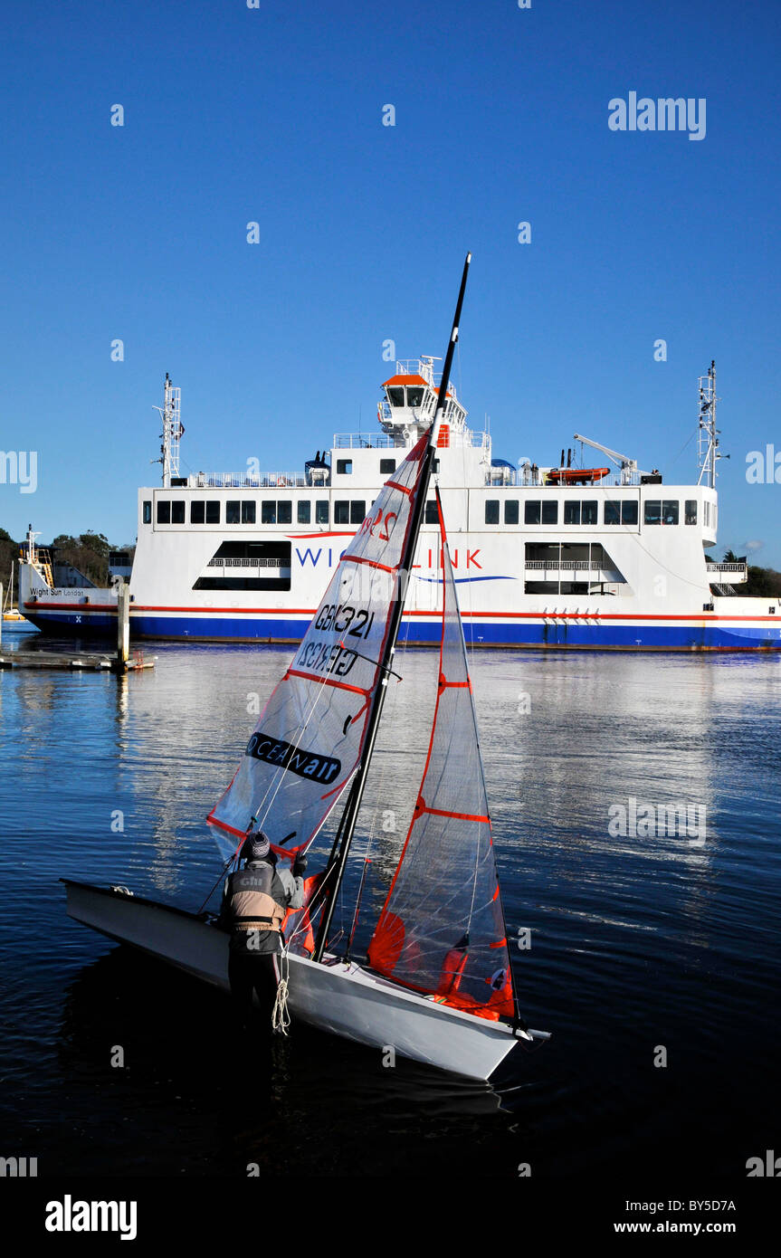 Hampshire Lymington UK et de l'estuaire de la rivière Harbour Harbour Ferry Bateaux à voile yachts Royal Club Banque D'Images