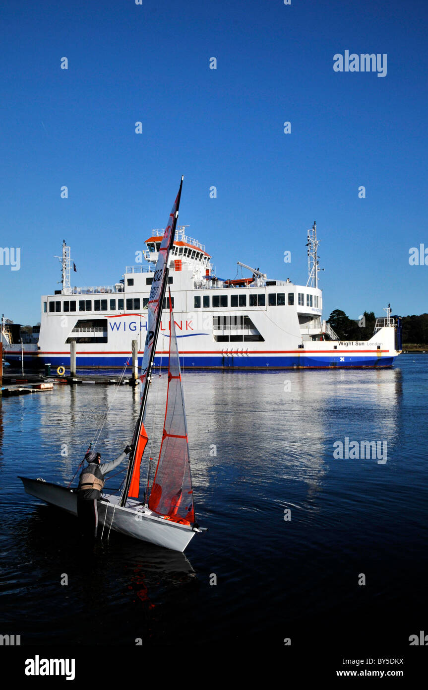 Hampshire Lymington UK et de l'estuaire de la rivière Harbour Harbour Ferry Bateaux à voile yachts Royal Club Banque D'Images