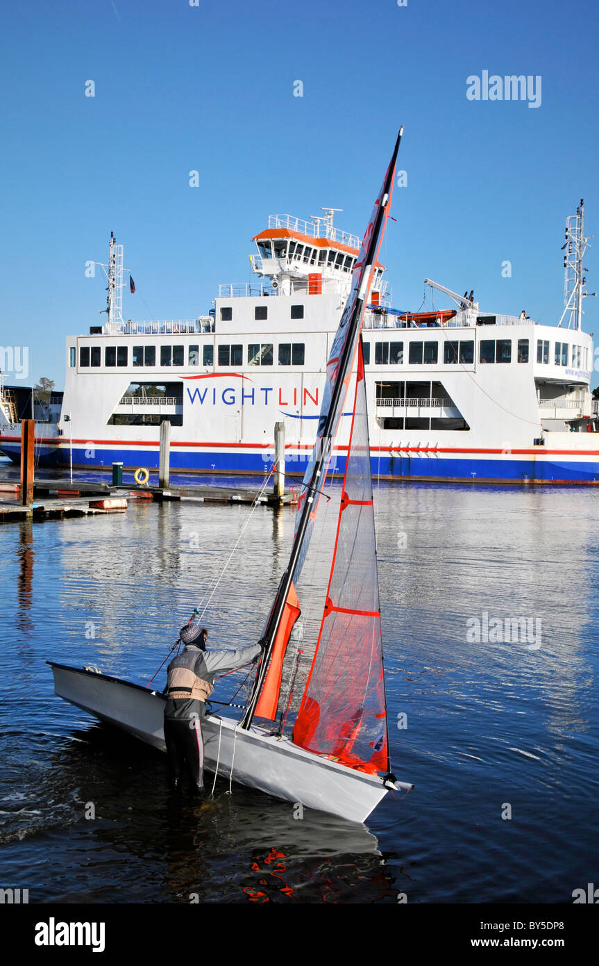 Hampshire Lymington UK et de l'estuaire de la rivière Harbour Harbour Ferry Bateaux à voile yachts Royal Club Banque D'Images