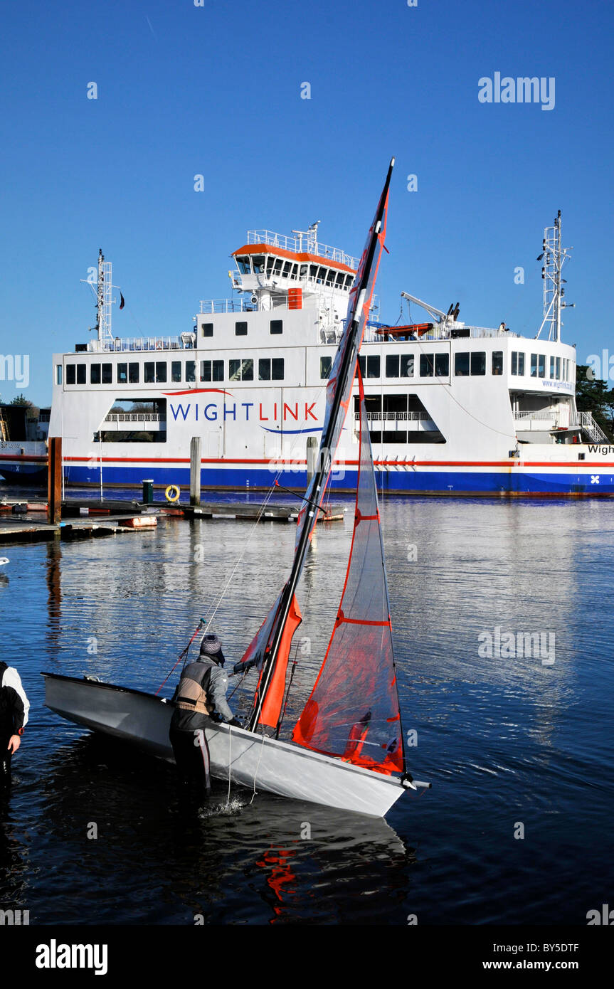 Hampshire Lymington UK et de l'estuaire de la rivière Harbour Harbour Ferry Bateaux à voile yachts Royal Club Banque D'Images