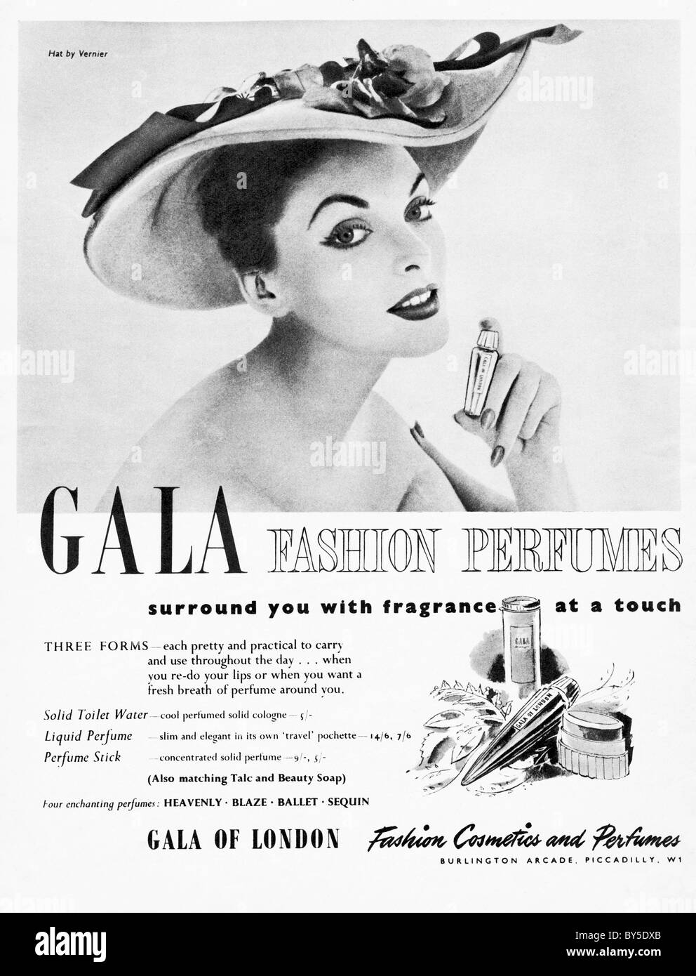 1950 Annonce d'une page de magazine de mode pour les femmes fashion Gala cosmétiques et parfums Banque D'Images