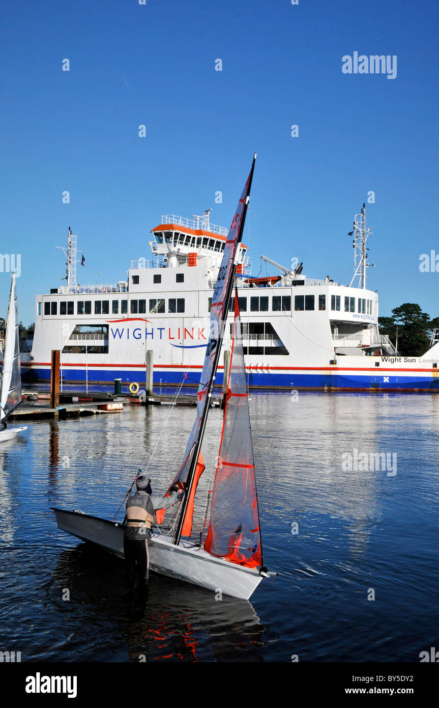 Hampshire Lymington UK et de l'estuaire de la rivière Harbour Harbour Ferry Bateaux à voile yachts Royal Club Banque D'Images