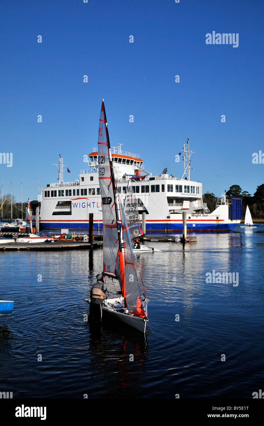 Hampshire Lymington UK et de l'estuaire de la rivière Harbour Harbour Ferry Bateaux à voile yachts Royal Club Banque D'Images