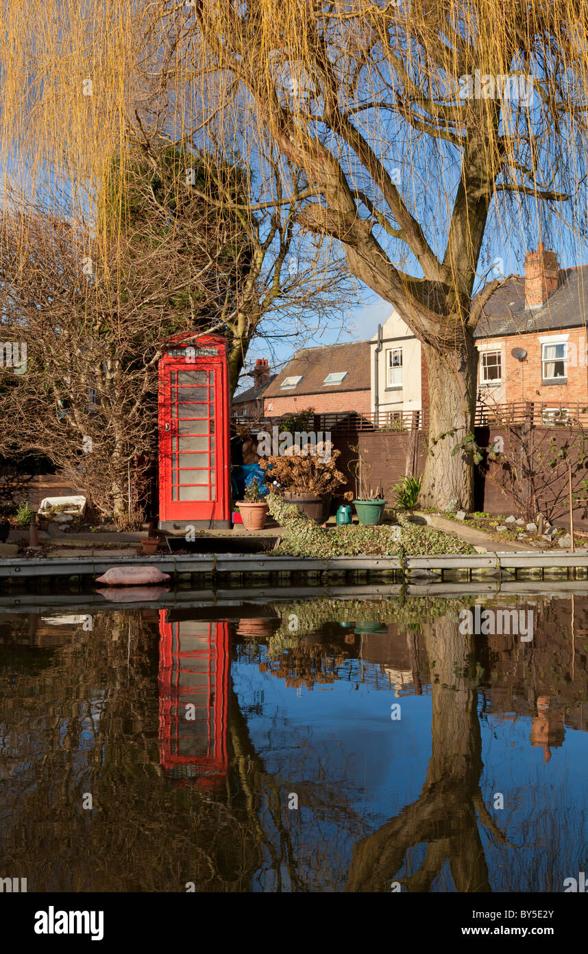 Téléphone rouge située à côté de la 'trent et Mersey Canal' Shardlow Derbyshire England UK GB EU Europe Banque D'Images