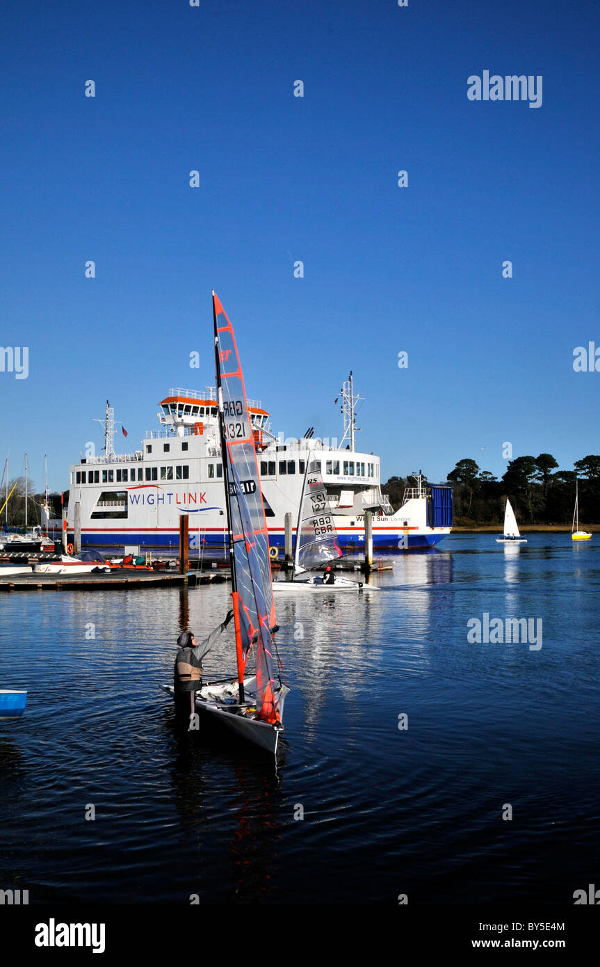 Hampshire Lymington UK et de l'estuaire de la rivière Harbour Harbour Ferry Bateaux à voile yachts Royal Club Banque D'Images