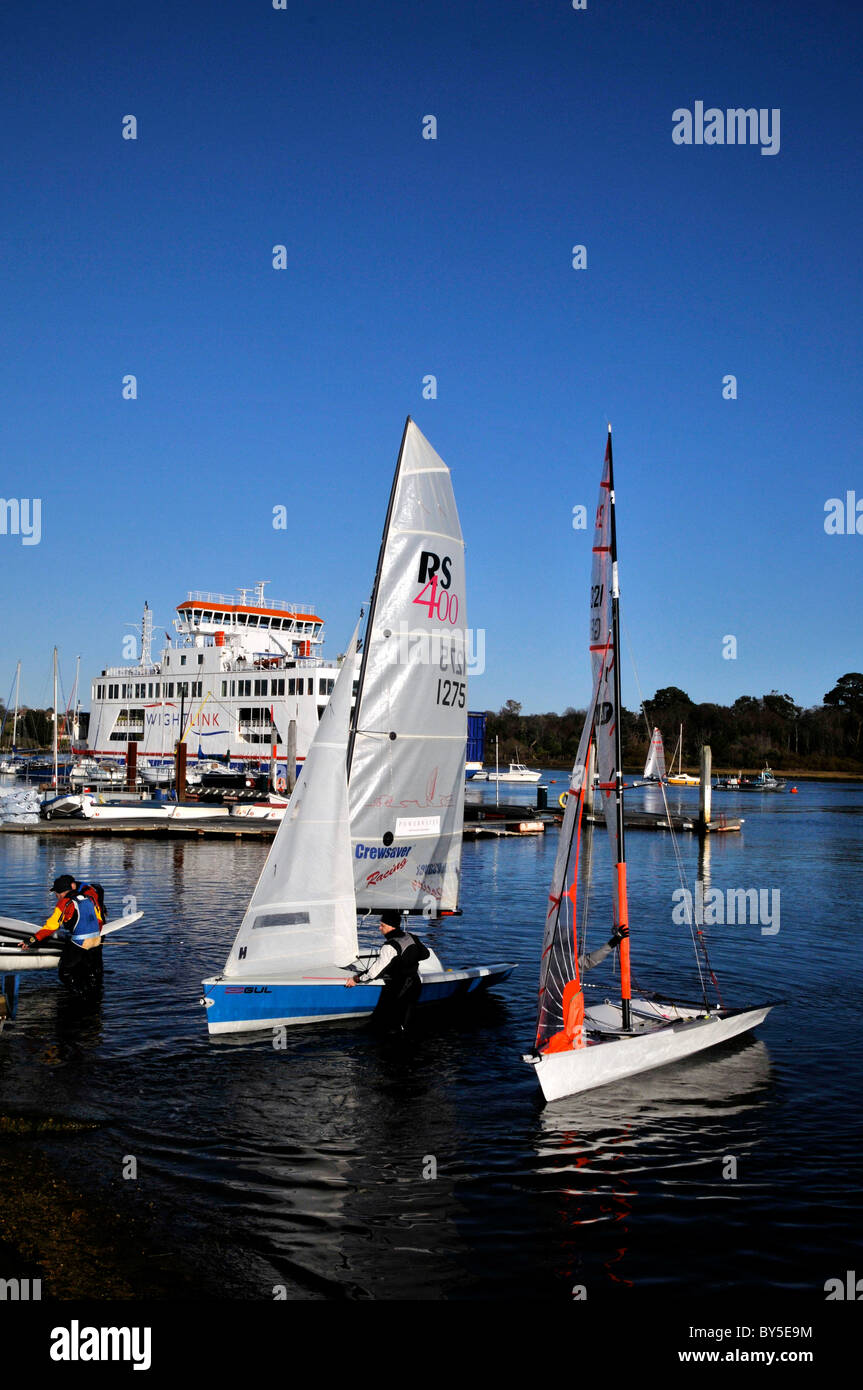 Hampshire Lymington UK et de l'estuaire de la rivière Harbour Harbour Ferry Bateaux à voile yachts Royal Club Banque D'Images