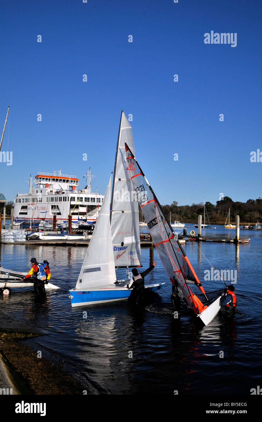 Hampshire Lymington UK et de l'estuaire de la rivière Harbour Harbour Ferry Bateaux à voile yachts Royal Club Banque D'Images