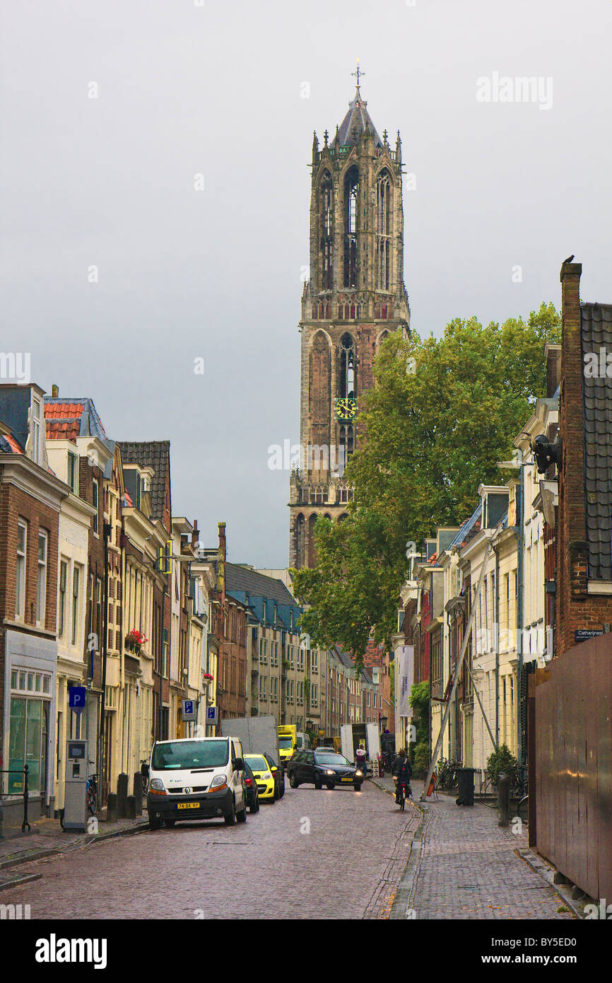 Utrecht, Pays-Bas, rue de la ville avec la tour de la cathédrale en arrière-plan ; gris nuageux jour Banque D'Images