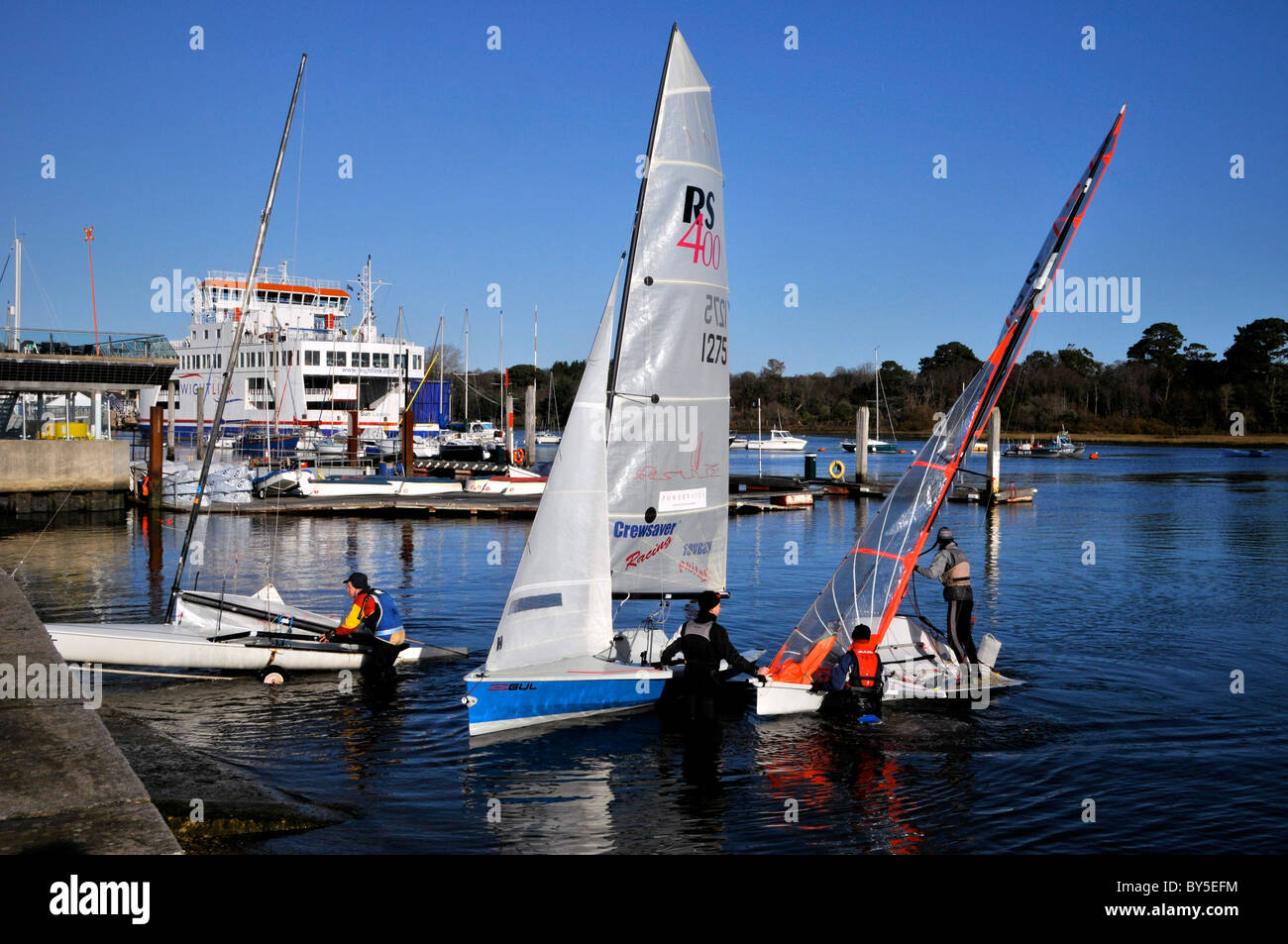 Hampshire Lymington UK et de l'estuaire de la rivière Harbour Harbour Ferry Bateaux à voile yachts Royal Club Banque D'Images