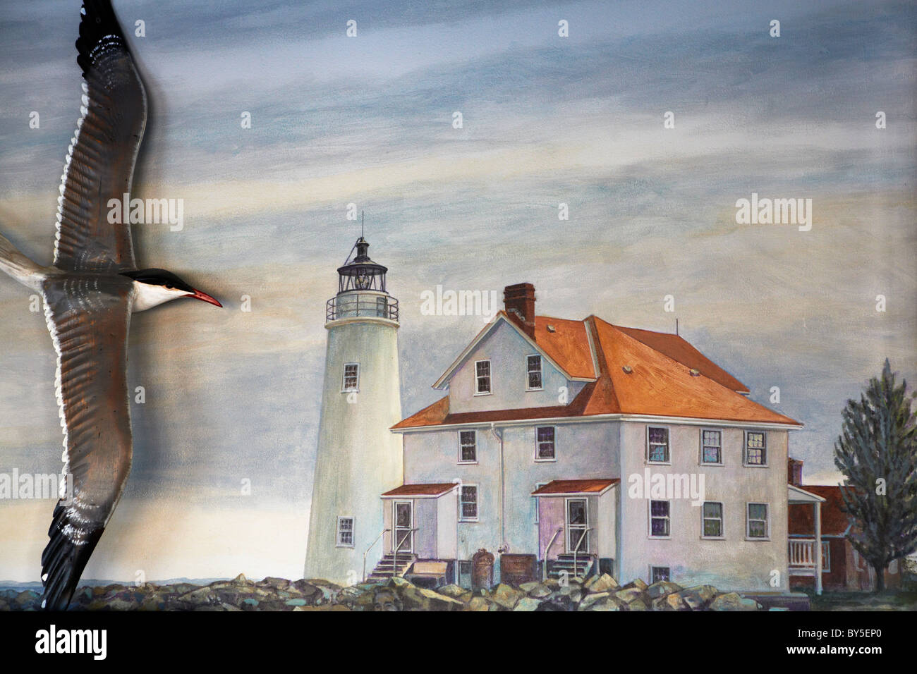 Une peinture murale du Cove Point de lumière sur le mur d'un restaurant de fruits de mer sur l'île de Salomon, au Maryland. Banque D'Images