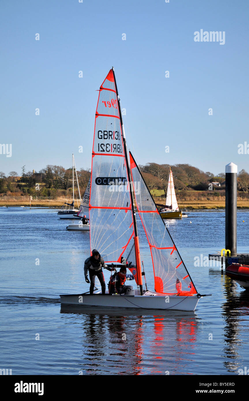 Hampshire Lymington UK et de l'estuaire de la rivière Harbour Harbour Ferry Bateaux à voile yachts Royal Club Banque D'Images