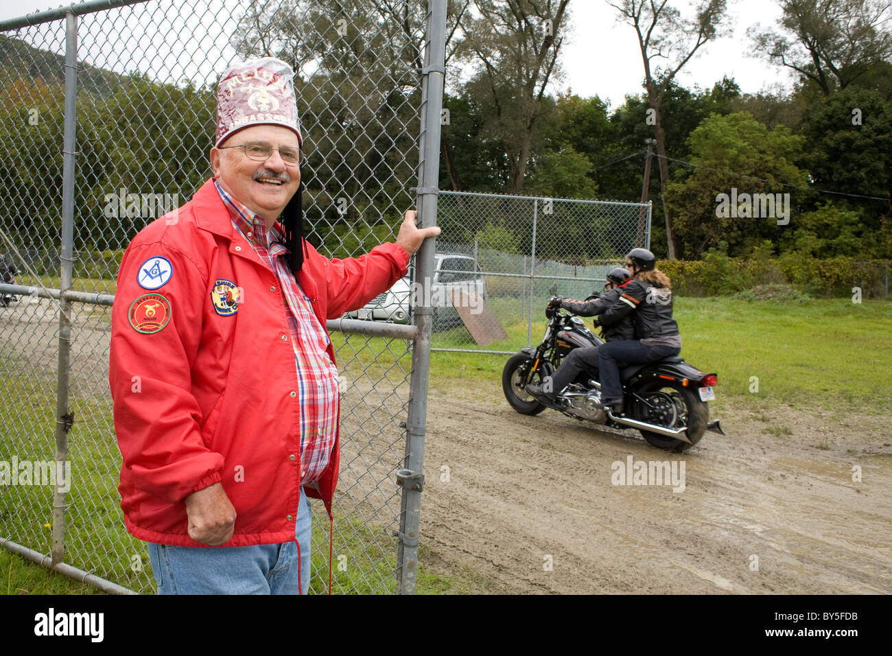 Un heureux Shriner détient la porte au début de l'automne annuel de bienfaisance ride dans Adams, MA Banque D'Images