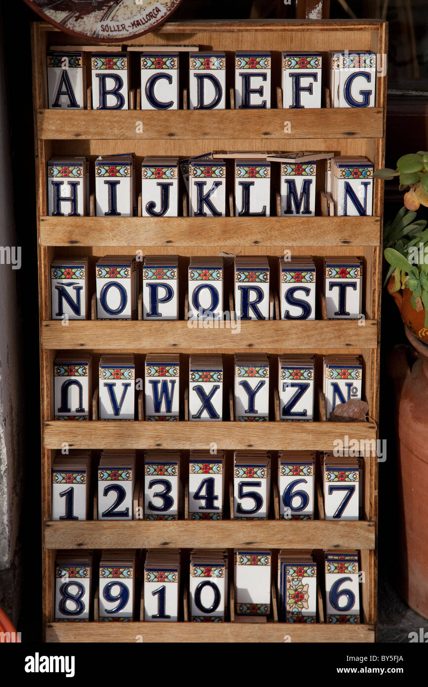 Lettres de l'alphabet et les nombres sur les carreaux peints à la vente en magasin de souvenirs à Majorque, Espagne Banque D'Images