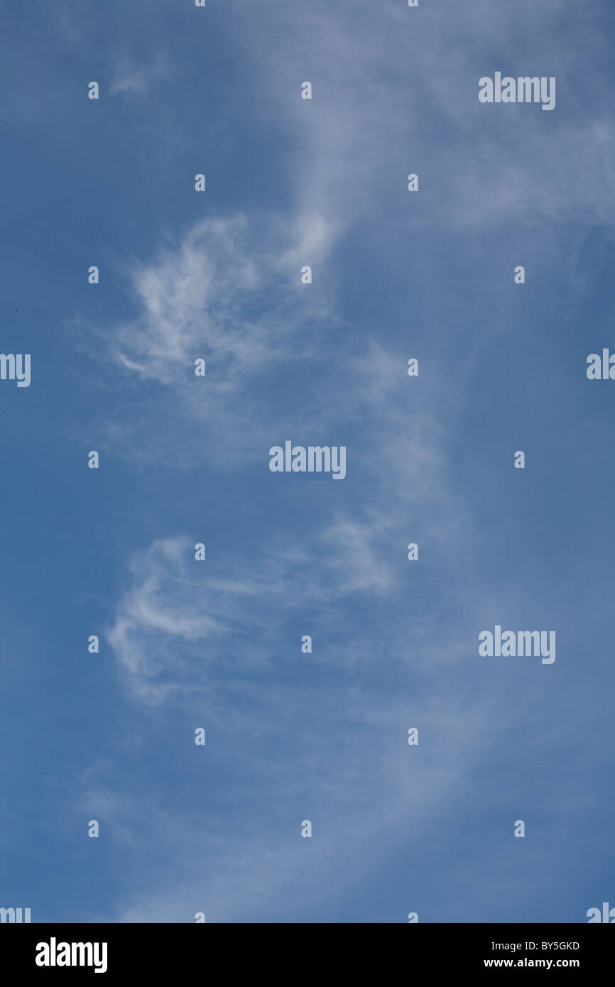 Vertical image de nuages cirrus Banque D'Images