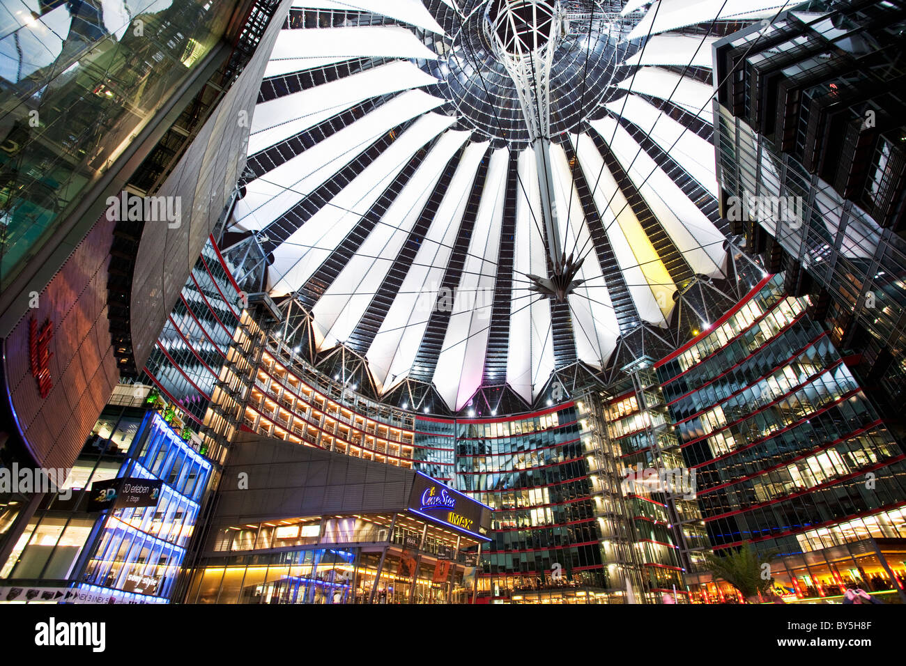 Allemagne, Berlin, intérieur de la Sony Center de Berlin Banque D'Images