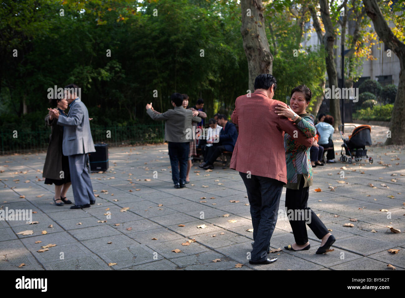 Des couples de danse au parc Luxon, Shanghai, Chine Banque D'Images