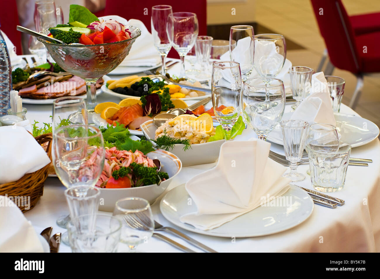 Plaques avec collation froide sur la table, des couverts pour le dîner, serviette blanche, selective focus. Banque D'Images