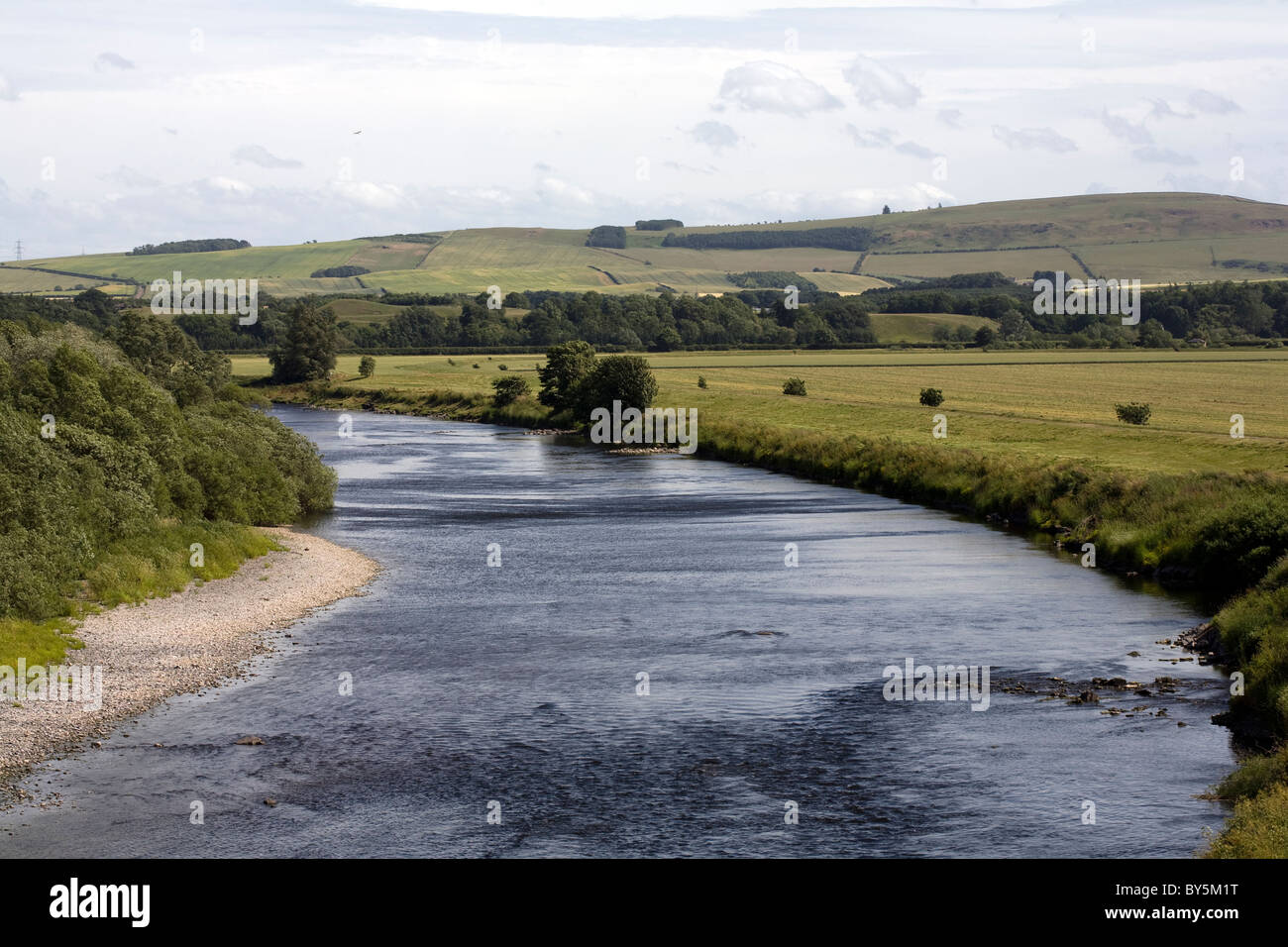 La rivière Tweed à Coldstream Berwickshire est frontière écossaise Banque D'Images