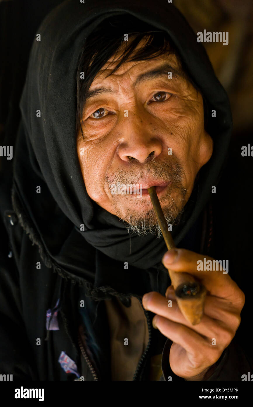 Ancienne pipe homme Jinuo, Luoke Jinuo Jinuo (Shan), Jinghong, Xishuangbanna, Province du Yunnan, Chine. JMH4321 Banque D'Images