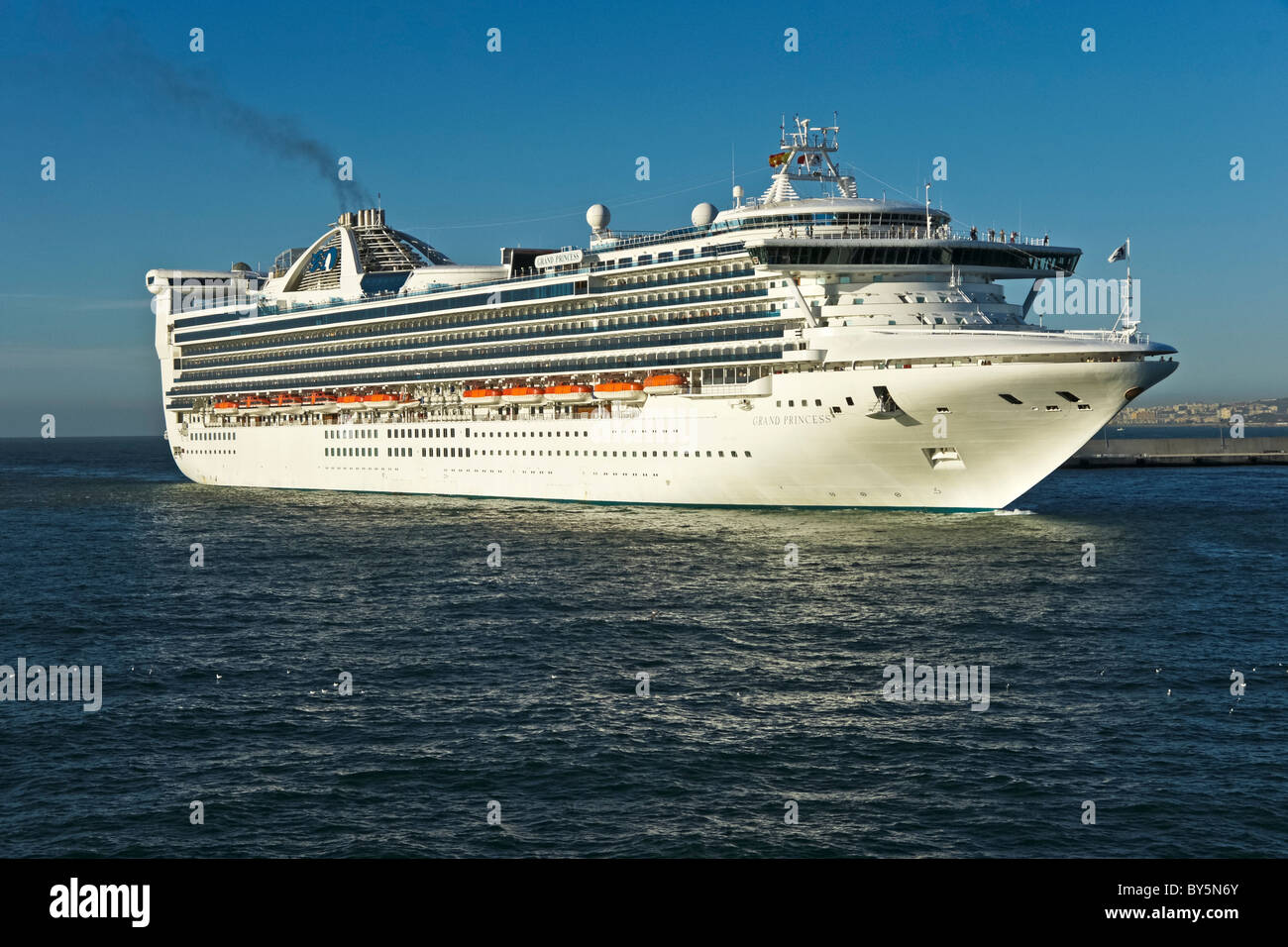 Princess Cruises Grand class bateau de croisière Grand Princess arrivant à Malaga en Espagne Banque D'Images