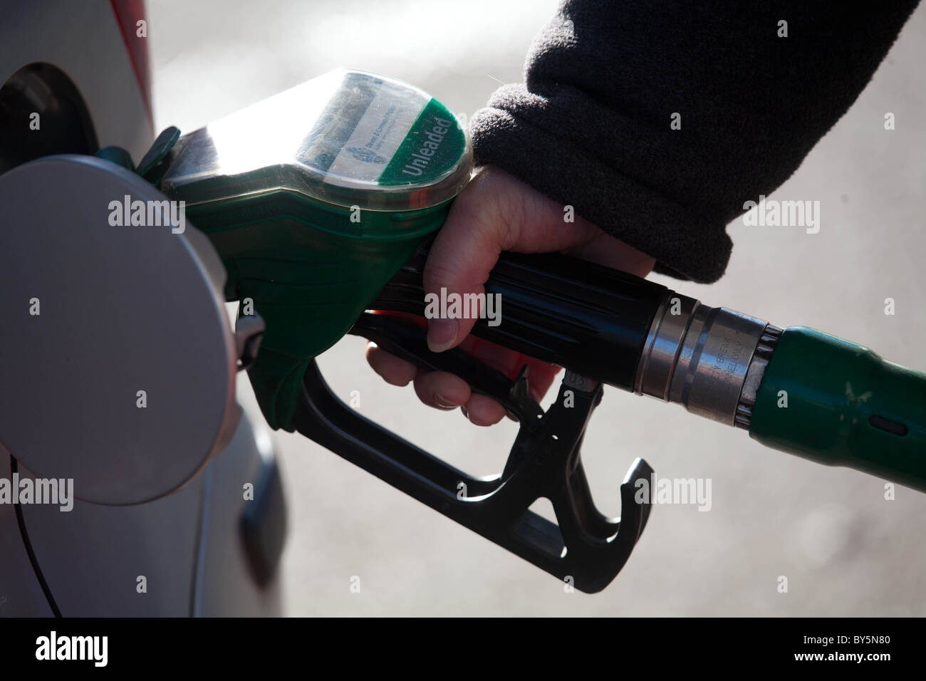 Carburant essence sans plomb argent main de femme Banque D'Images