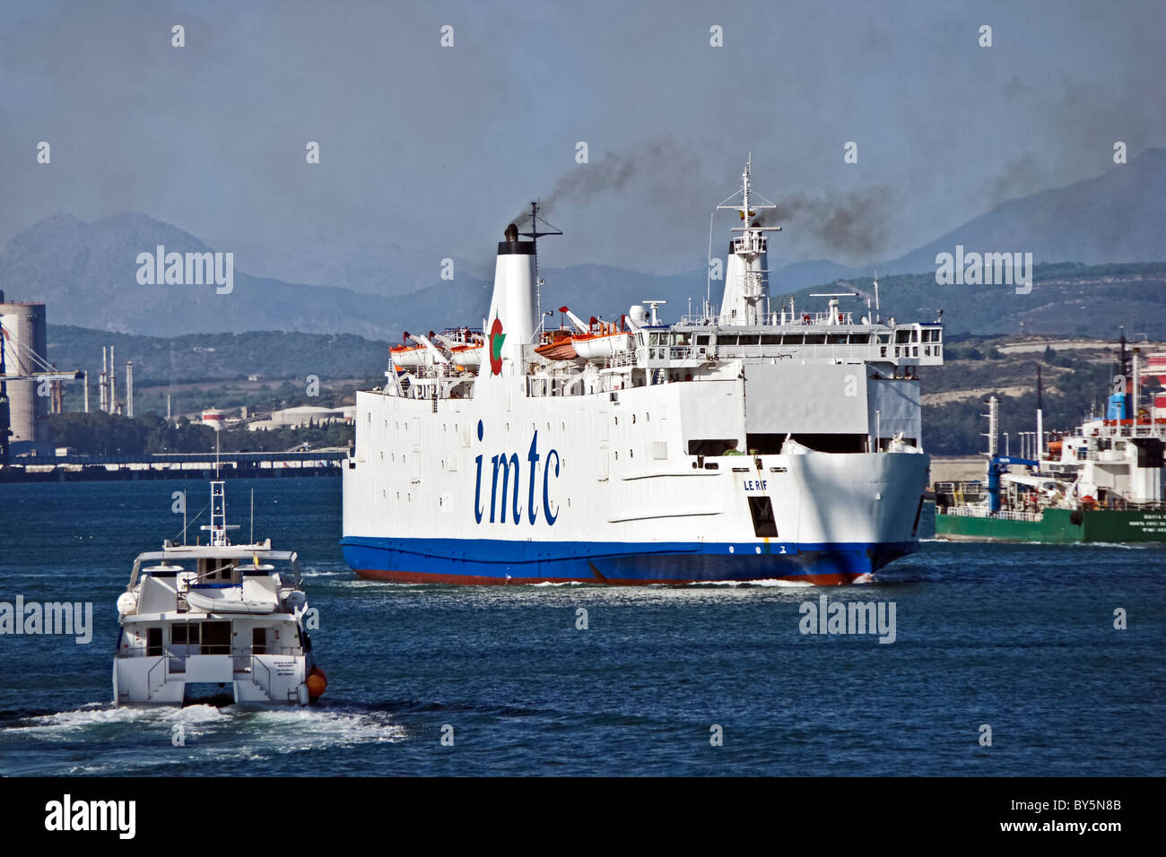 Le traversier IMTC Rif arrivant à Algeciras en Espagne. Elle opère à partir de là pour port Tanger Med au Maroc Banque D'Images
