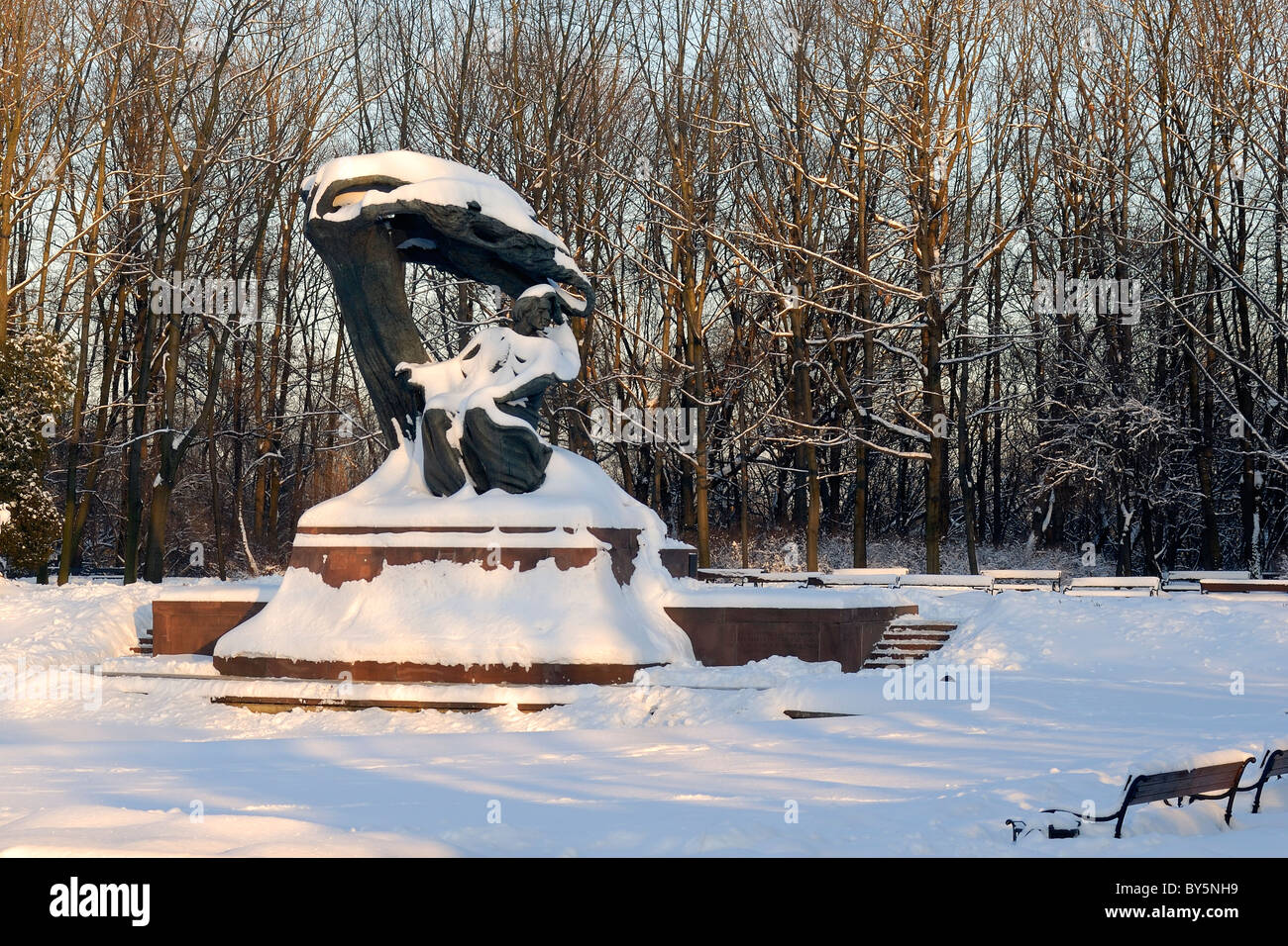 Couvert de neige, Parc Lazienki statue Chopin de Varsovie, Pologne Banque D'Images