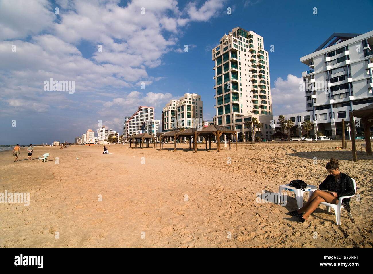 Une chaude journée ensoleillée sur la magnifique plage à Tel Aviv. Banque D'Images