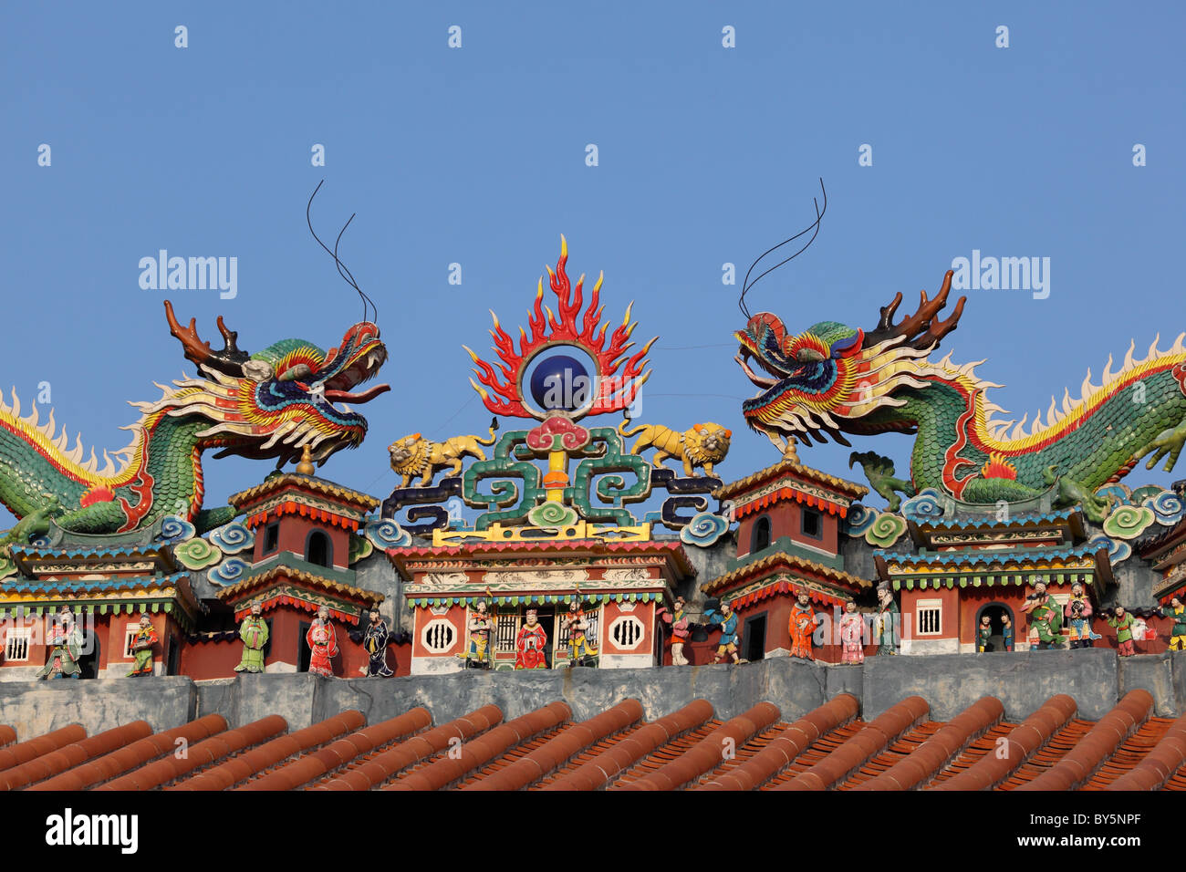 Dragons sur le toit du temple taoïste à Hong Kong Banque D'Images