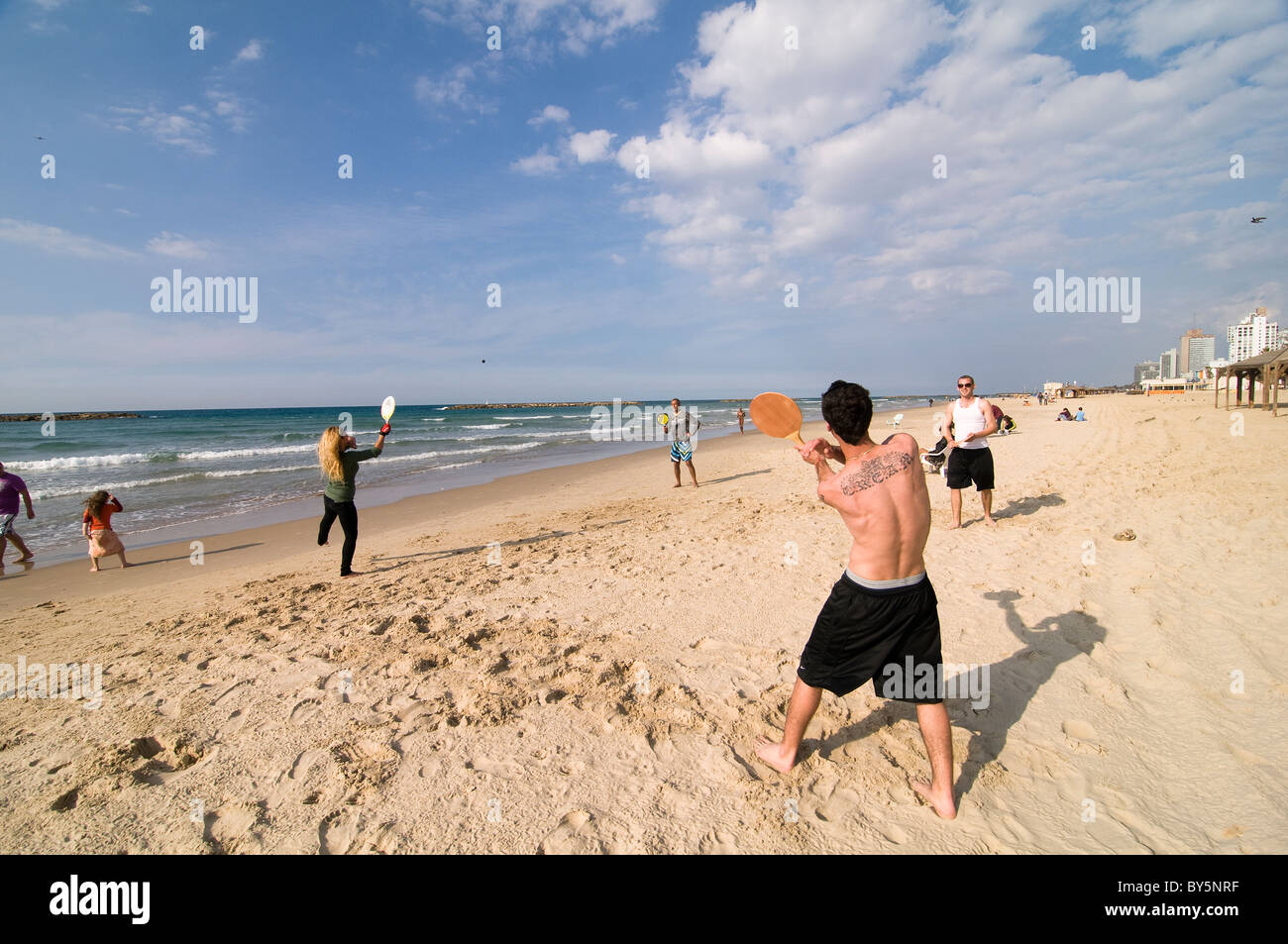 Une chaude journée ensoleillée sur la magnifique plage à Tel Aviv. Banque D'Images