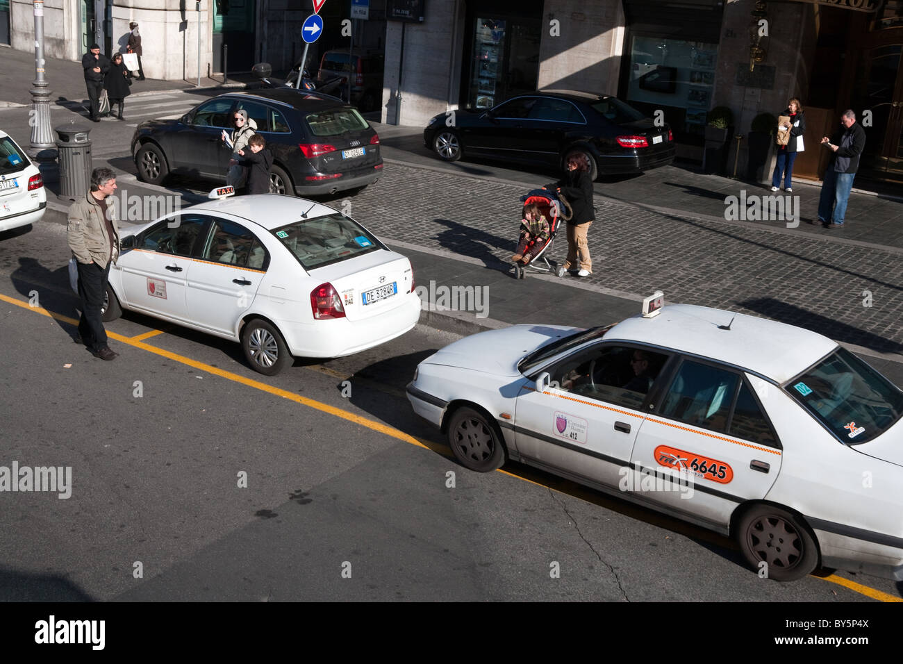 Les taxis les voitures s'arrêtent dans la ville de Rome Italie Europe Banque D'Images
