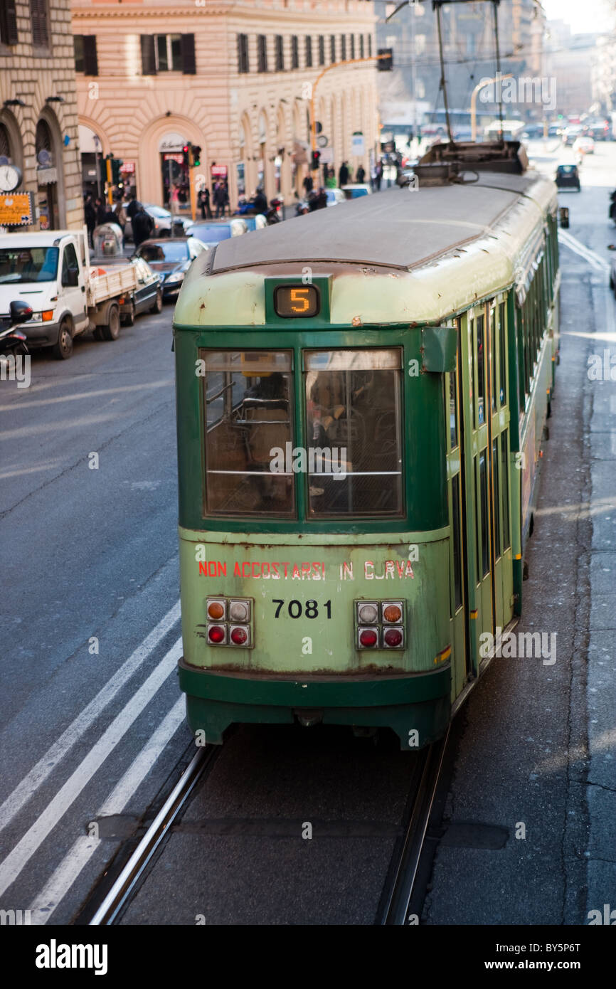 Rome Italie vieux tram numéro 5 dans les rues de la ville Banque D'Images
