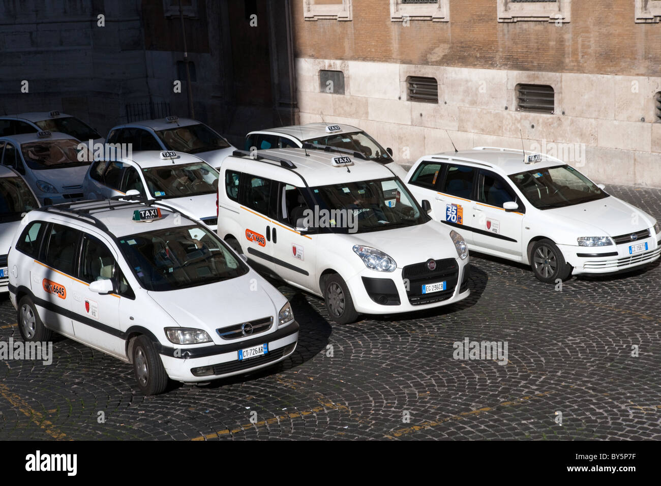 Les taxis les voitures s'arrêtent dans la ville de Rome Italie Europe Banque D'Images