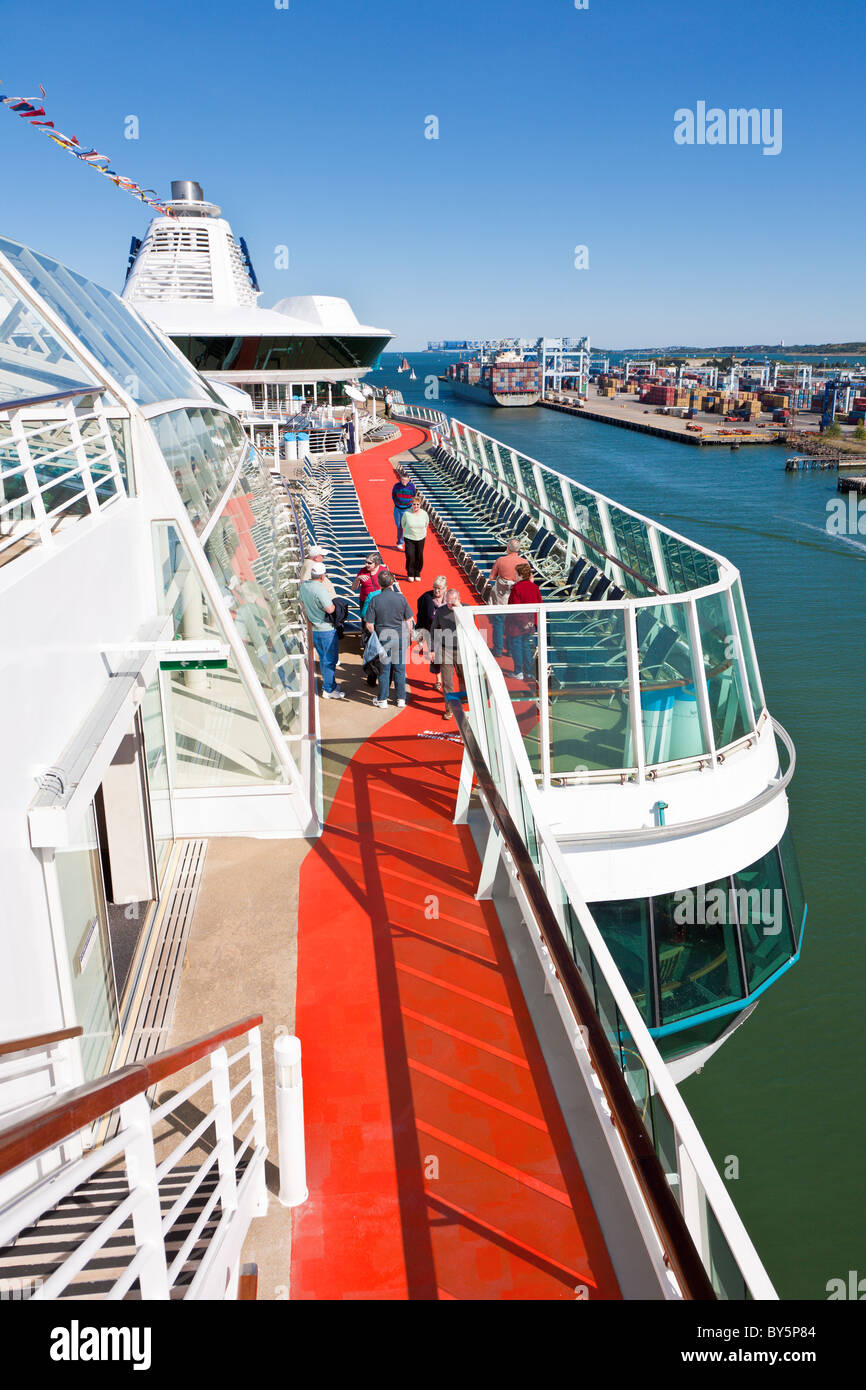 Les passagers des navires de croisière se mêlent sur le pont à côté de porte-conteneurs d'être chargés dans le port de Boston, Boston, Massachusetts Banque D'Images