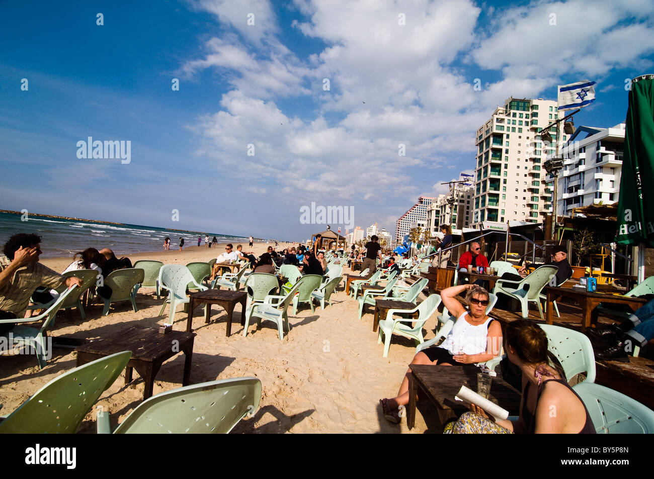 Profiter de la belle plage bondée à Tel Aviv lors d'une journée d'hiver ensoleillée étouffant. Banque D'Images