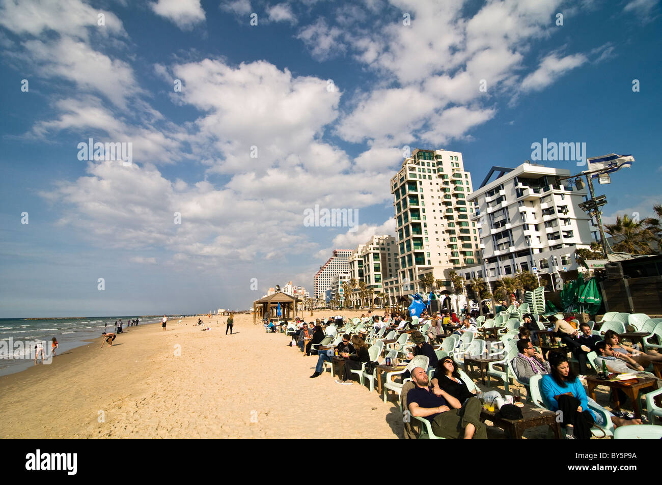 Profiter de la belle plage bondée à Tel Aviv lors d'une journée d'hiver ensoleillée étouffant. Banque D'Images