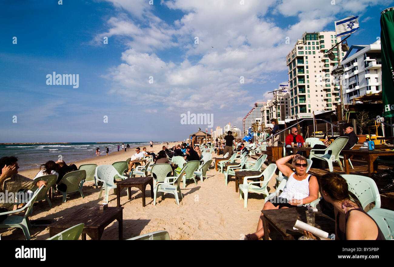 Profiter de la belle plage bondée à Tel Aviv lors d'une journée d'hiver ensoleillée étouffant. Banque D'Images