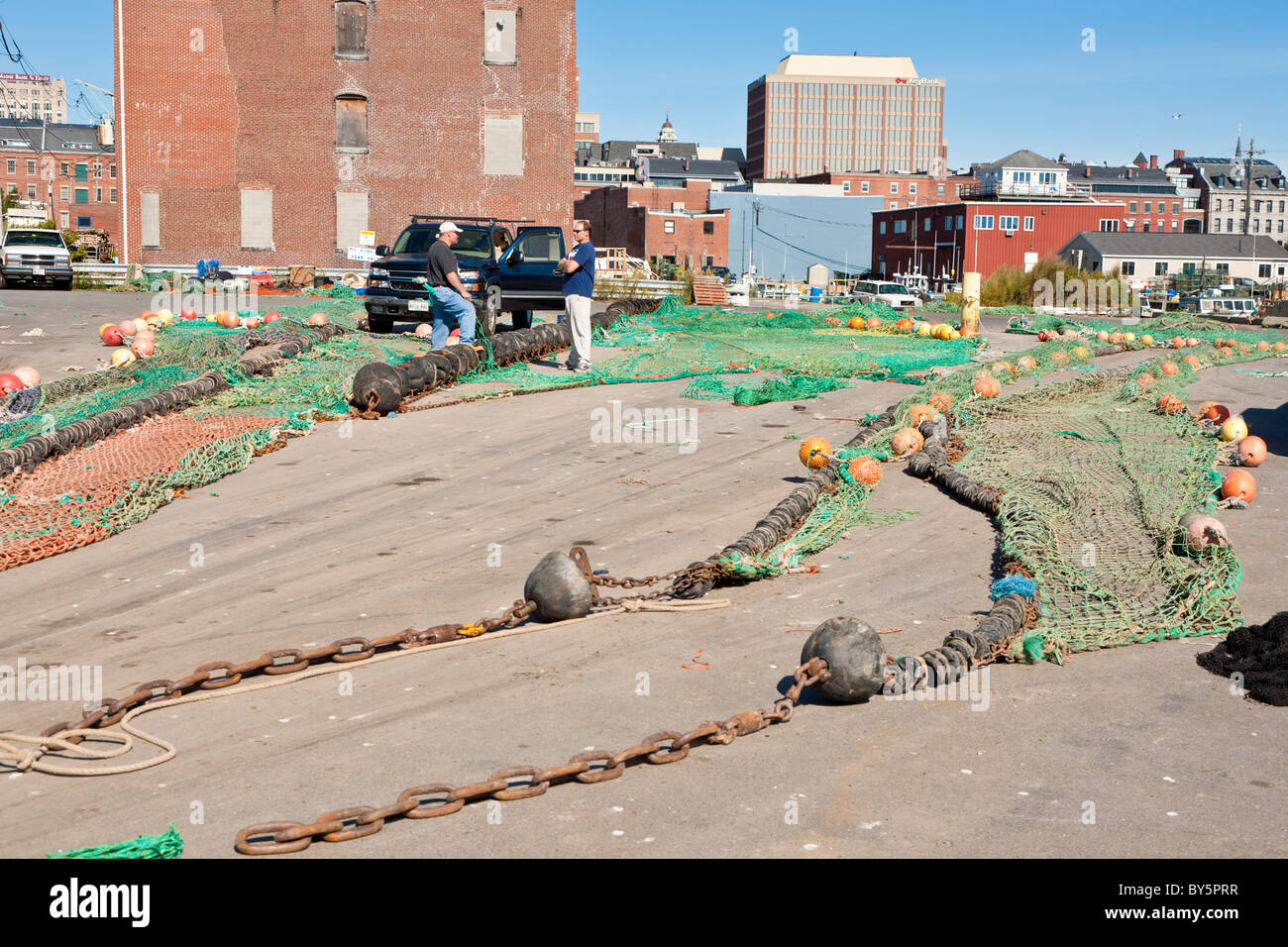 Filets de pêche commerciale avec des flotteurs disposés dans parking pour les réparations à Portland, Maine Banque D'Images