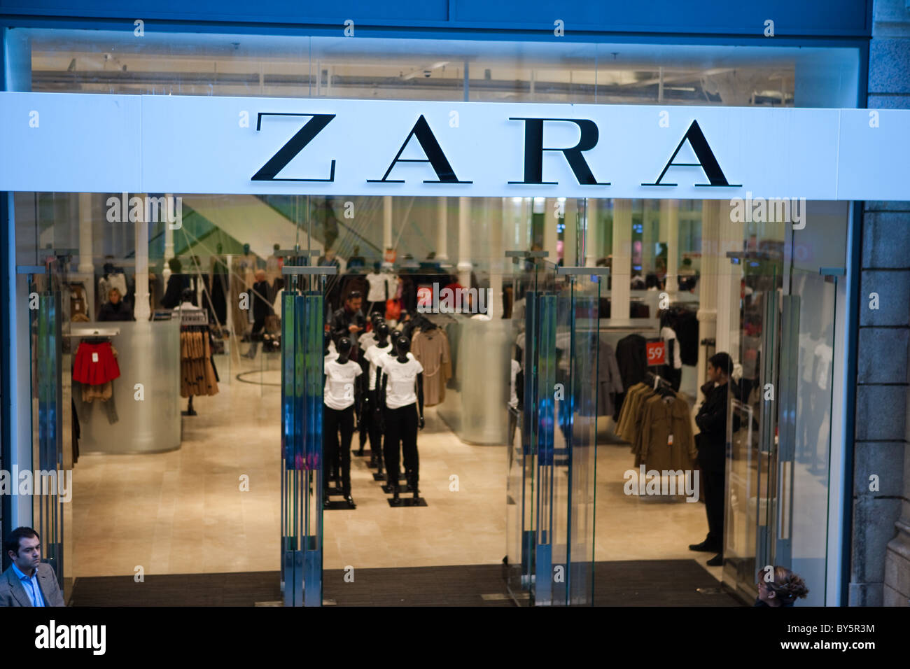 Fenêtre magasin Zara entrée signe Rome Italie shopping Photo Stock - Alamy