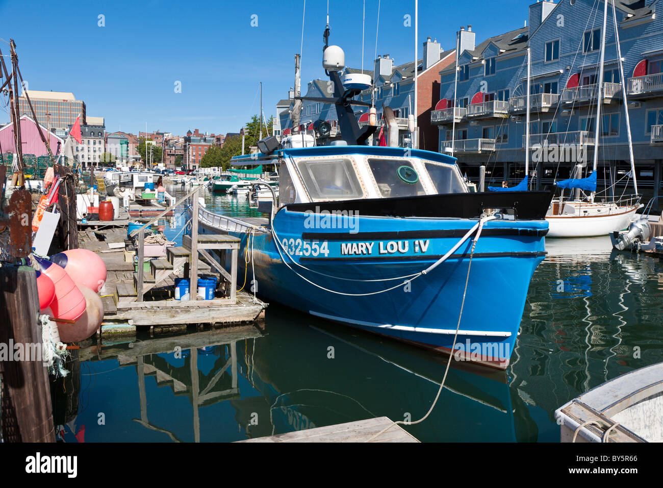 Bateaux de pêche commerciale et privée amarré au quai près de appartements et condominiums à Portland, Maine Banque D'Images