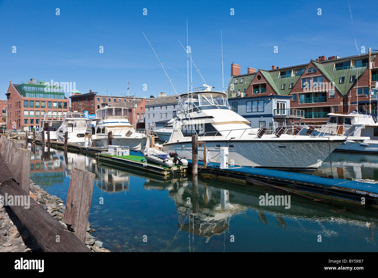 Bateaux de pêche commerciale et privée amarré au quai près de appartements et condominiums à Portland, Maine Banque D'Images