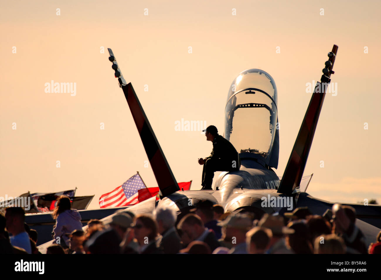 United States Navy pilote est assis au sommet d'un F/A-18 Hornet pendant un spectacle aérien. Banque D'Images