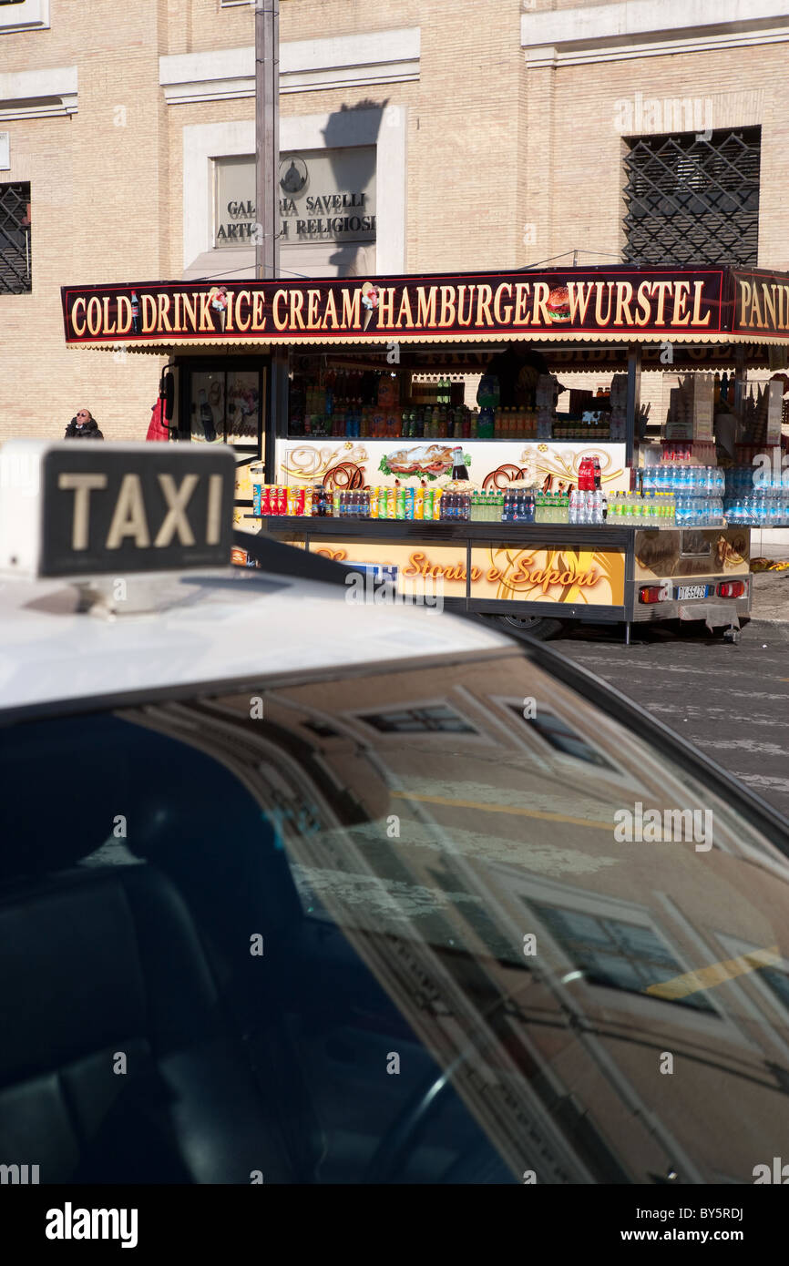 Les taxis les voitures s'arrêtent et snack-bar street stall touristique dans la ville de Rome Italie Europe Banque D'Images