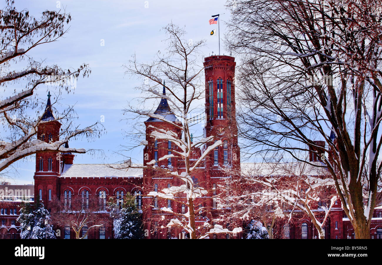 Après que la neige Smithsonian Castle par Snowy Trees National Mall Washington DC . Banque D'Images