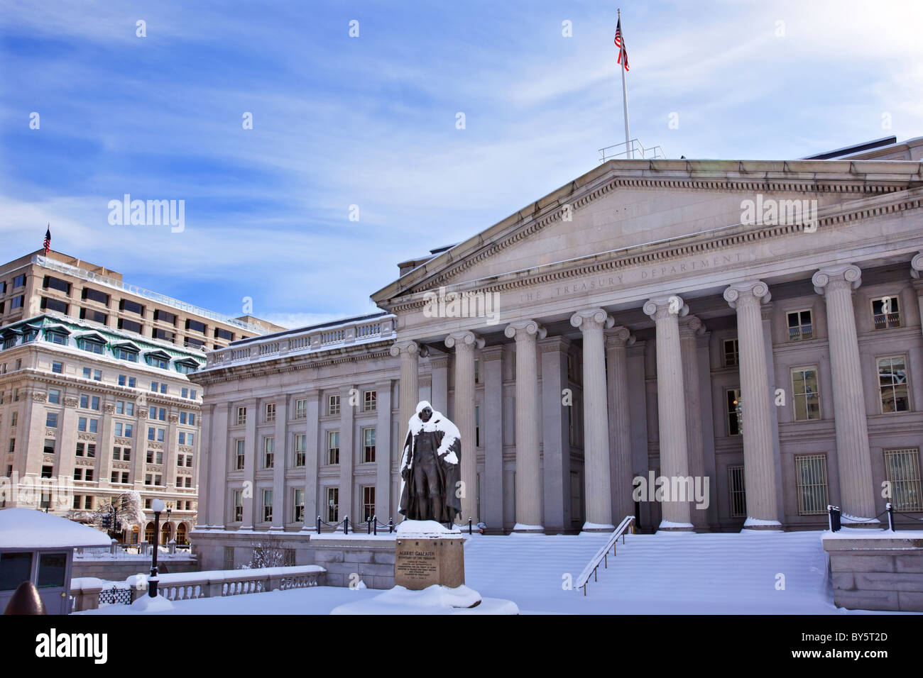 Trésor américain Albert Gallatin statue après tempête Hiver Washington DC Banque D'Images