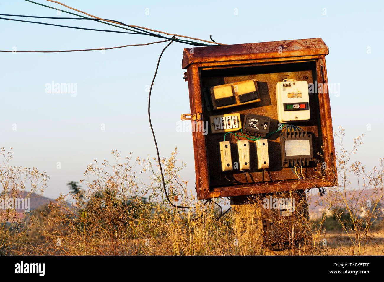 Boîte à fusibles dans la campagne de l'Inde rurale. L'Andhra Pradesh, Inde Banque D'Images