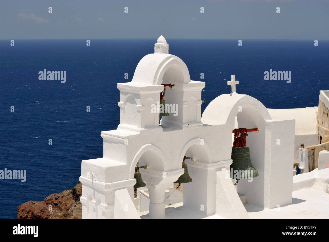 L'église et de clochers sur l'île grecque de Santorin dans la mer Égée Banque D'Images