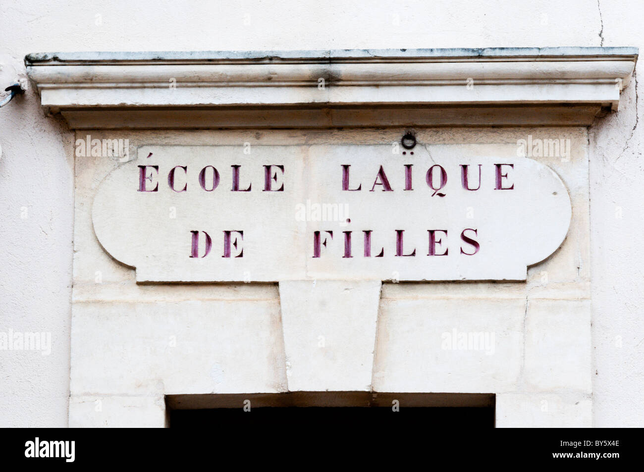 Inscription en français sur une entrée de l'école du village. Banque D'Images