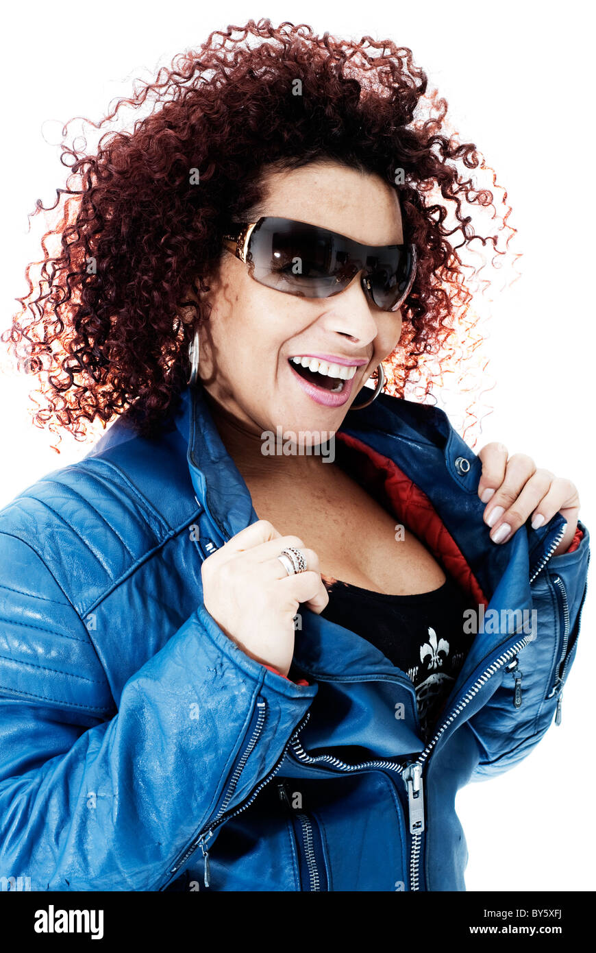 Fun portrait photographique d'un femme brésilienne portant un blouson en cuir bleu, lunettes de soleil, et avec les cheveux bouclés Banque D'Images