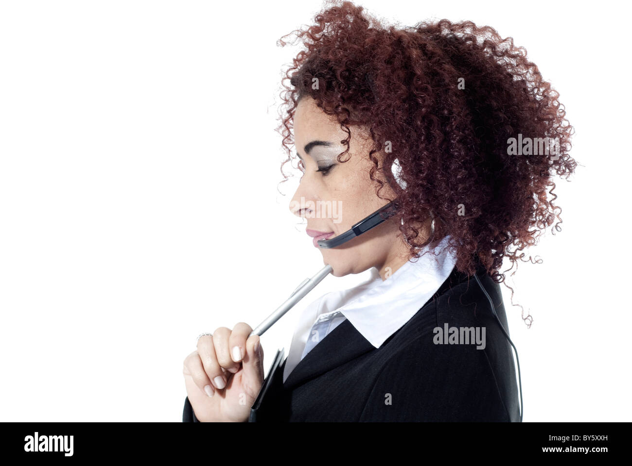 Photo de femme brésilienne horizontale pensive avec des écouteurs Banque D'Images
